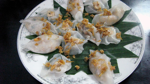 Bánh bao, bánh vạc là một những món đặc sản mà các sách du lịch giới thiệu cho khách du lịch Hội An bằng cái tên kiêu sa, thanh thoát như chính hương vị và hình dáng khi xếp ra đĩa của nó: Bánh hoa hồng trắng và “tên Tây” là white rose. Những chiếc bánh nho nhỏ, xinh xinh tựa những đóa hồng trắng.
