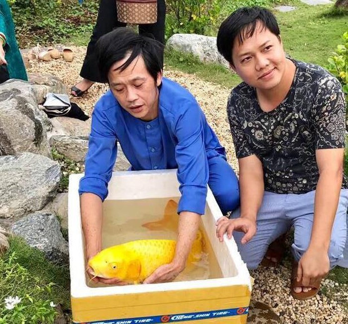 Trở về vui thú điền viên, Hoài Linh thường mặc áo bà ba cực bình dị.