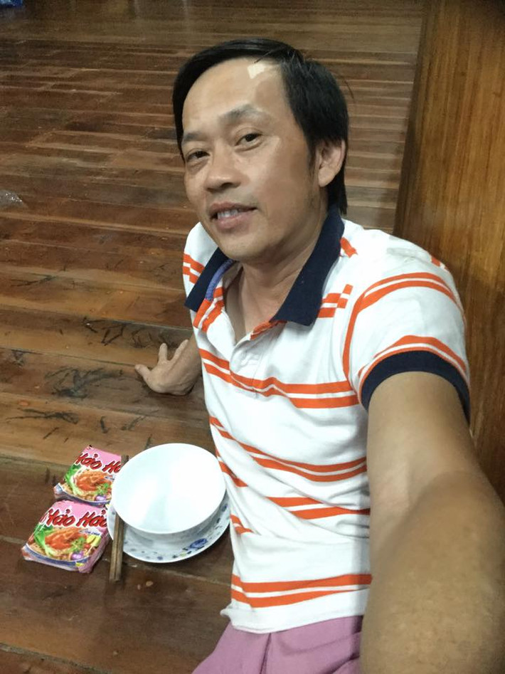 Khi không đi diễn, nam nghệ sĩ cũng chăm mặc các kiểu áo phông đơn giản.