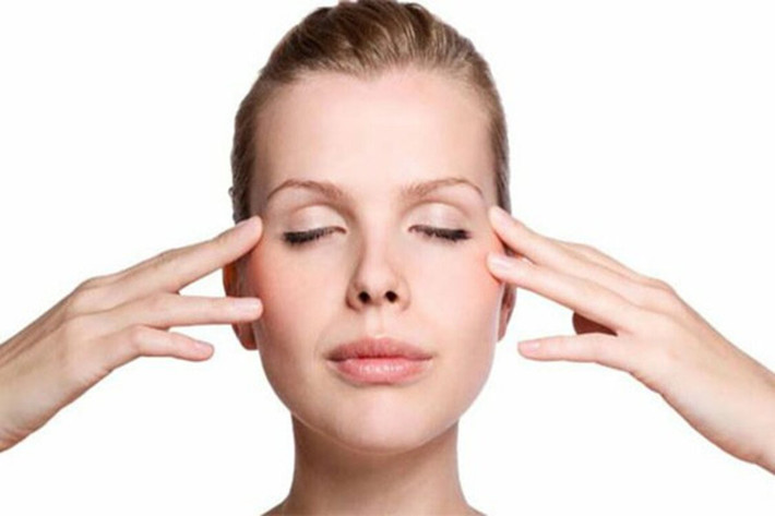 Thư giãn cho mắt: Mắt của bạn luôn phải làm việc ngoại trừ lúc ngủ. Hãy giúp mắt được thư giãn ở bất cứ thời gian rảnh nào trong ngày, đặc biệt khi tiếp xúc với màn hình máy tính. Đây là cách tăng cường thị lực cho mắt cơ bản mà bạn cần thực hiện ngay.
