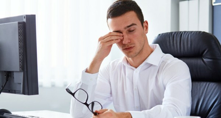 Tập thể dục cho mắt: Mỗi ngày bạn hãy rèn luyện thói quen tập luyện cho đôi mắt của bạn để có thể nhìn rõ hơn và hạn chế tình trạng giảm thị lực. Đặt 1 ngón tay cái phía trước mặt, cách khoảng 10cm, sau đó nhìn tập trung trong vòng 5 giây, rồi nhìn ra xa. Mỗi lần tập, lặp lại động tác này 10 lần.