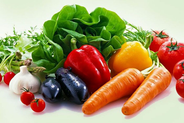 Chế độ dinh dưỡng hợp lý: Việc duy trì một chế độ dinh dưỡng đầy đủ là cách tăng cường thị lực hiệu quả và góp phần quan trọng để cơ thể khoẻ mạnh. Theo chuyên gia dinh dưỡng, các thực phẩm chứa vitamin A, vitamin C, vitamin E, lutein, selenium rất cần thiết cho mắt mà bạn cần bổ sung ngay vào thực đơn.
