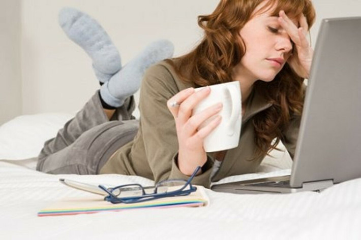 Giữ khoảng cách với các thiết bị điện tử: Nhìn vào màn hình của các thiết bị này quá gần trong thời gian dài sẽ khiến mắt bị khô do phản xạ chớp mắt bị giảm đi. Bên cạnh đó, vùng điểm mắt rất dễ bị tổn thương khi có ánh sáng xanh chiếu vào làm giảm thị lực.