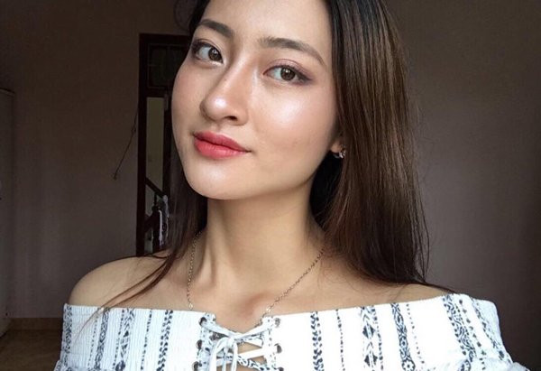 Hình ảnh đời thường của nàng Tân Hoa hậu 19 tuổi gây bất ngờ bởi cô ăn mặc rất giản dị và thường để mặt mộc xinh xắn.
