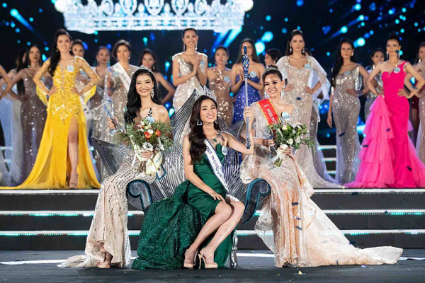 Tân hoa hậu Việt Nam sinh năm 2000, đang theo học Đại học Ngoại thương và có khả năng giao tiếp, nói tiếng Anh tốt. Cô có gương mặt đẹp, biểu cảm, thần thái tự tin và lọt top 5 Người đẹp Biển, top 3 phần thi phụ Top Model. Lương Thùy Linh sẽ đại diện Việt Nam tham dự Hoa hậu Thế giới 2019.