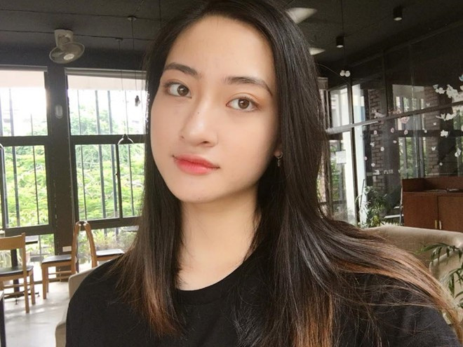 Thùy Linh chỉ mặc áo phông đen đơn giản nhưng vẫn toát lên thần thái sang chảnh.