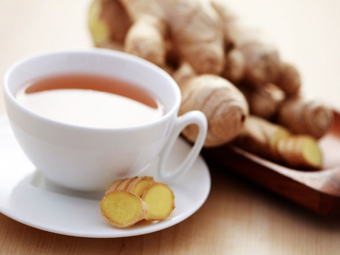 Trà gừng có đặc tính giảm đau, kháng khuẩn và chống viêm giúp chữa lành các bệnh về dạ dày. Lấy một cốc nước sôi thêm một vài thìa bột gừng. Ủ trà 5 phút và dùng nó với một chút chanh. Uống hai lần một ngày.