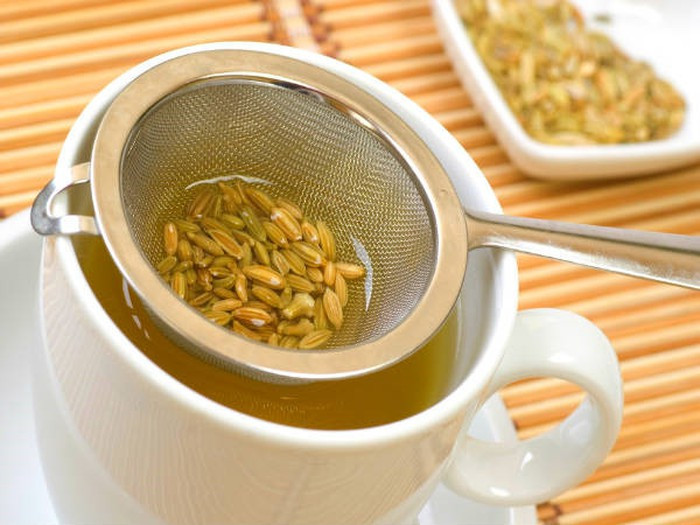 Trà thì là có thể giúp trị tiêu chảy, đầy hơi và tăng cường hệ thống miễn dịch của bạn. Thêm 1 thìa hạt thì là vào một cốc nước sôi. Để yên trong 10 phút, lọc nước và uống khi còn ấm. Uống 2 tách trà thì là mỗi ngày.