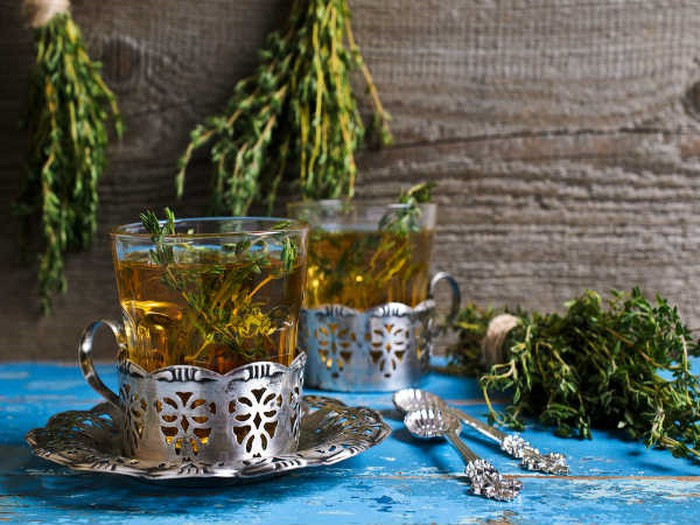 Trà Thyme (cỏ xạ hương) có tính chất làm dịu và kháng khuẩn cho đường tiêu hóa. Đun sôi một cốc nước và thêm 1 muỗng cà phê cỏ xạ hương. Hãy uống trà này một lần mỗi ngày.