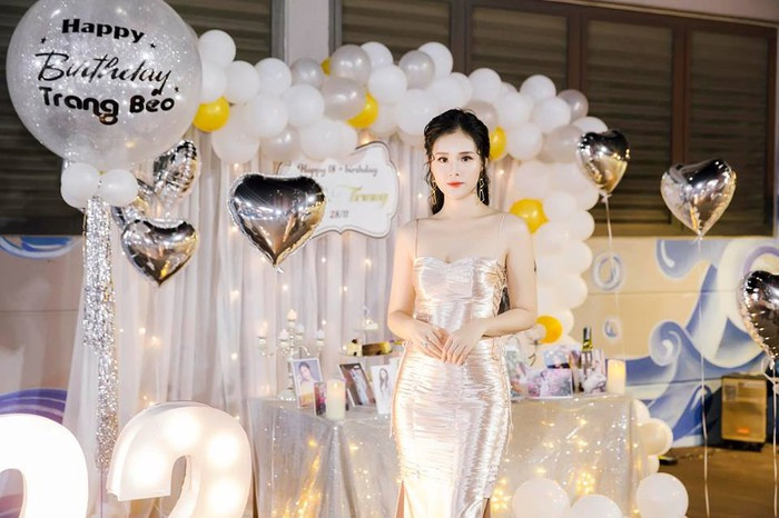 Trong ngày sinh nhật lần thứ 22, cô nàng diện váy cúp ngực ôm sát cực sang chảnh và gợi cảm.