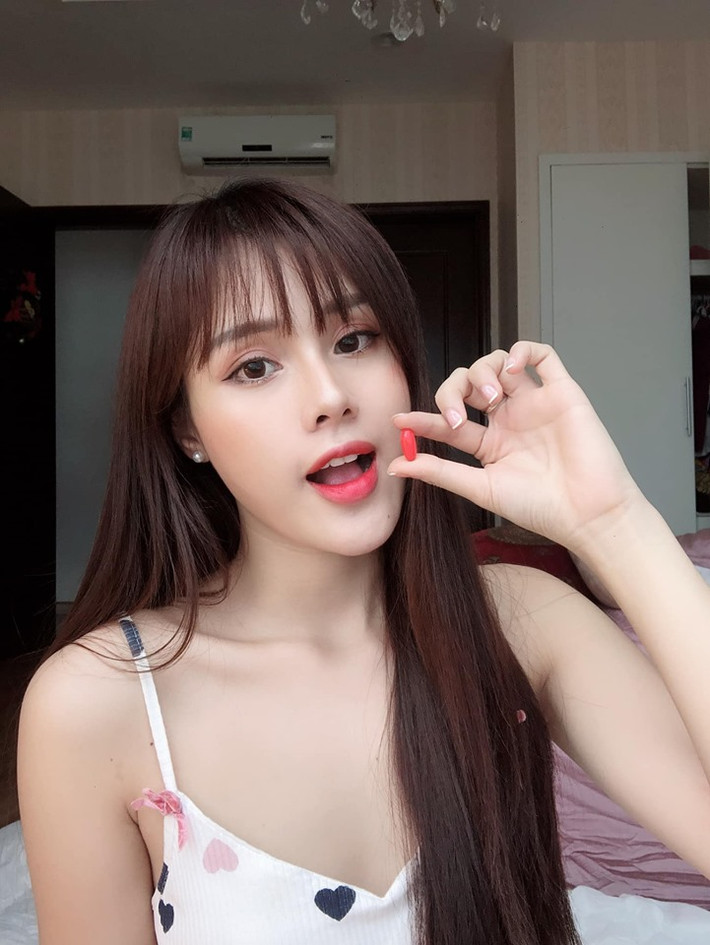Huyền Trang diện áo hai dây vô cùng gợi cảm.