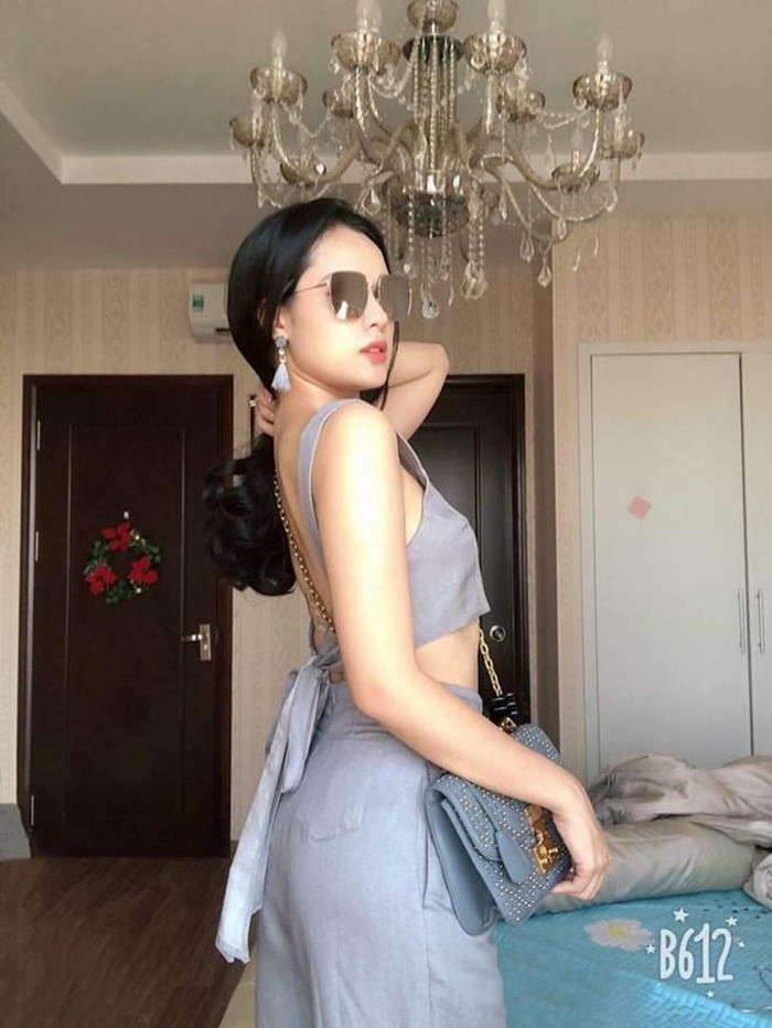 Phong cách thời trang đời thường của Huyền Trang thường toát lên sự sang chảnh và gợi cảm.
