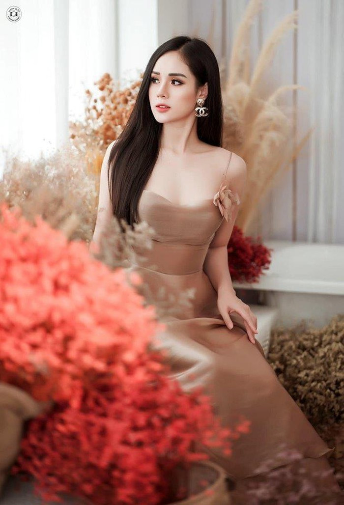 Huyền Trang thích diện váy với màu sắc và kiểu dáng nhã nhặn, thanh lịch và quyến rũ.