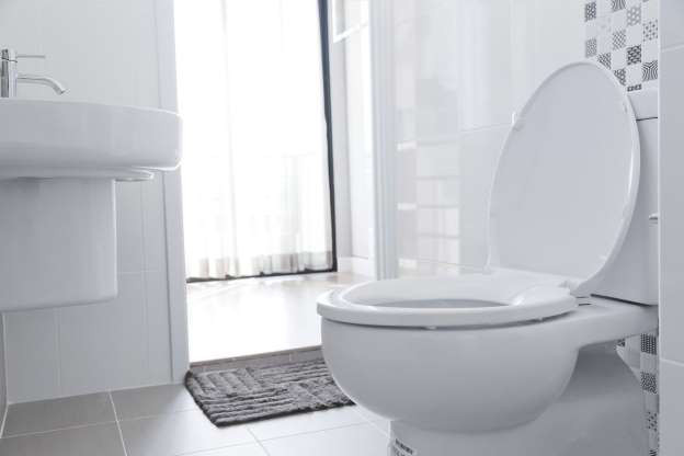 Tiểu đêm hoặc khó tiểu - Nếu bạn tiểu đêm nhiều hơn 1 lần/đêm hoặc cảm thấy phải vào nhà vệ sinh liên tục suốt ngày, tiểu buốt, tiểu dắt, thì đây có thể là vấn đề về tiền liệt tuyến. Một nửa số nam giới gặp phải vấn đề này. Một số người có thể tự khỏi, nhưng một số người lại cần điều trị để tránh tình trạng khó chịu kéo dài. Ít gặp hơn, một số trường hợp cần phải phẫu thuật để ngăn ngừa các vấn đề phức tạp khác như suy thận. Tiểu buốt, tiểu dắt cũng có thể là dấu hiệu hiếm gặp của tiểu đường và thậm chí là ung thư tiền liệt tuyến.
