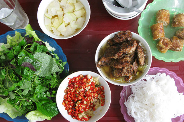 Bún chả được du khách nước ngoài xếp hạng là “món ăn hấp dẫn nhất Hà Nội mọi thời đại”. Bún gạo được cắt ra đĩa, chấm vào bát nước mắm pha sẵn với thịt lợn ba chỉ và chả viên nướng. Việc pha thêm các gia vị như tỏi băm, quất, ớt, dấm tỏi,... vào bát nước chấm sẽ khiến món ăn này “bùng nổ” vị giác và khiến du khách vô cùng thích thú. Ảnh: Seriouseats.