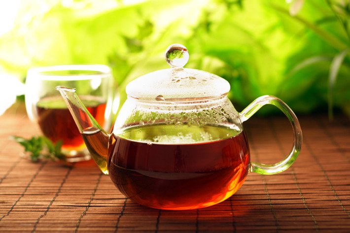 Răng chắc khỏe hơn: Việc nhấm nháp trà suốt cả ngày có thể làm ố răng một chút. Tuy nhiên, theo một nghiên cứu trên Tạp chí Bệnh học miệng và Maxillofacial, trà xanh có tác dụng kháng khuẩn có thể làm giảm vi khuẩn hình thành khoang trong miệng của bạn. Uống trà xanh mỗi ngày cũng có thể làm cho sâu răng bớt nghiêm trọng.