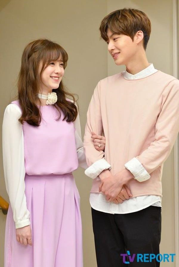 Trong ngày cưới, chú rể Ahn Jae Hyun chỉ mặc bộ đồ đơn giản bên cạnh cô dâu Goo Hye Sun.