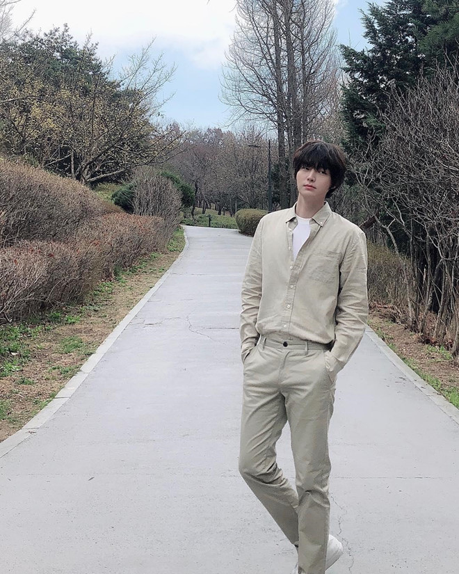 Sở hữu chiều cao đáng mơ ước 1,86 m, Ahn Jae Hyun toát lên vẻ lịch lãm khi diện áo sơ mi cùng quần kaki. Tuy nhiên, nam diễn viên trẻ vẫn bị đánh giá là nhàm chám vì thường diện đồ đơn sắc.