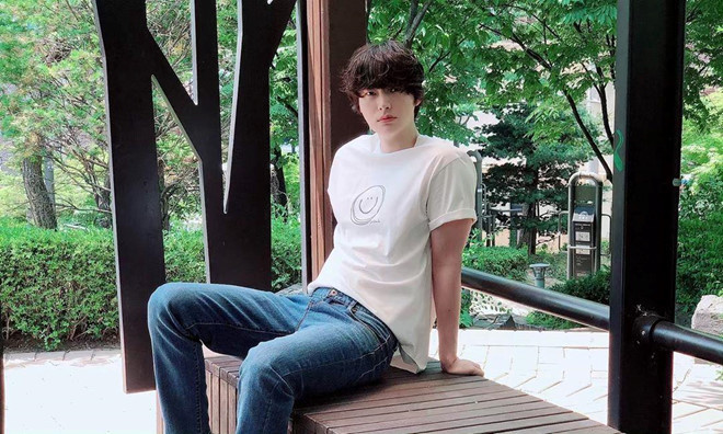 Dù là đi sự kiện hay ngoài đời thường, Ahn Jae Hyun thường khá nhạt nhòa bởi gu thời trang đơn giản, nhàm chán.