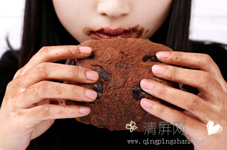 Tuy nhiên do vị bánh rất gây nghiện nên việc chịu bẩn một tí cũng không ngăn được các thực khách thưởng thức bánh.