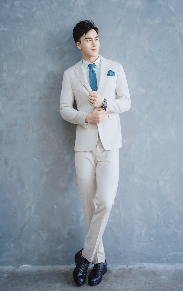 Tưởng Ngọc Minh mặc suit cũng cực kỳ bảnh bao và lịch lãm.