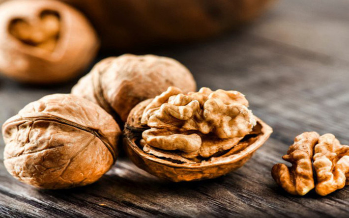 Tăng cường sức khỏe trái tim: Quả óc chó chứa lượng omega-3 dồi dào cũng như các chất béo không bão hòa đơn làm giảm cholesterol xấu, do đó làm giảm nguy cơ mắc bệnh tim.