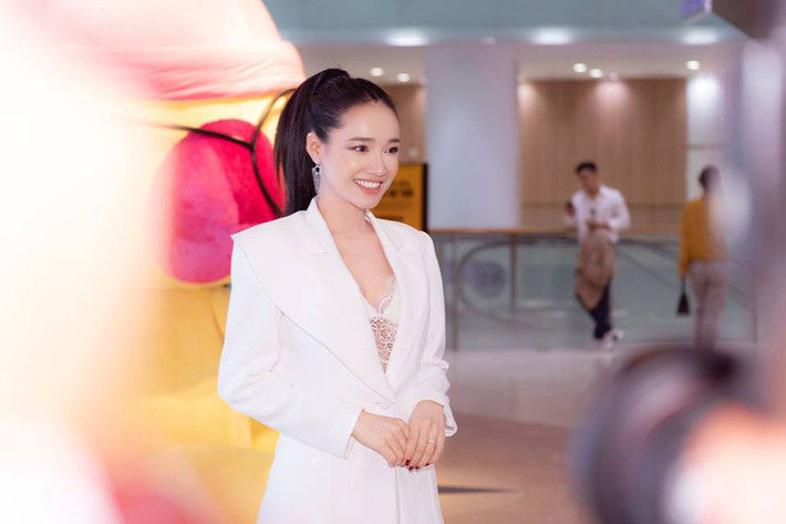 Nhã Phương diện bộ suit trắng mix với áo crop top ren. Sự kết hợp này mang đến vẻ ngoài thanh lịch nhưng vẫn sexy cho Nhã Phương.