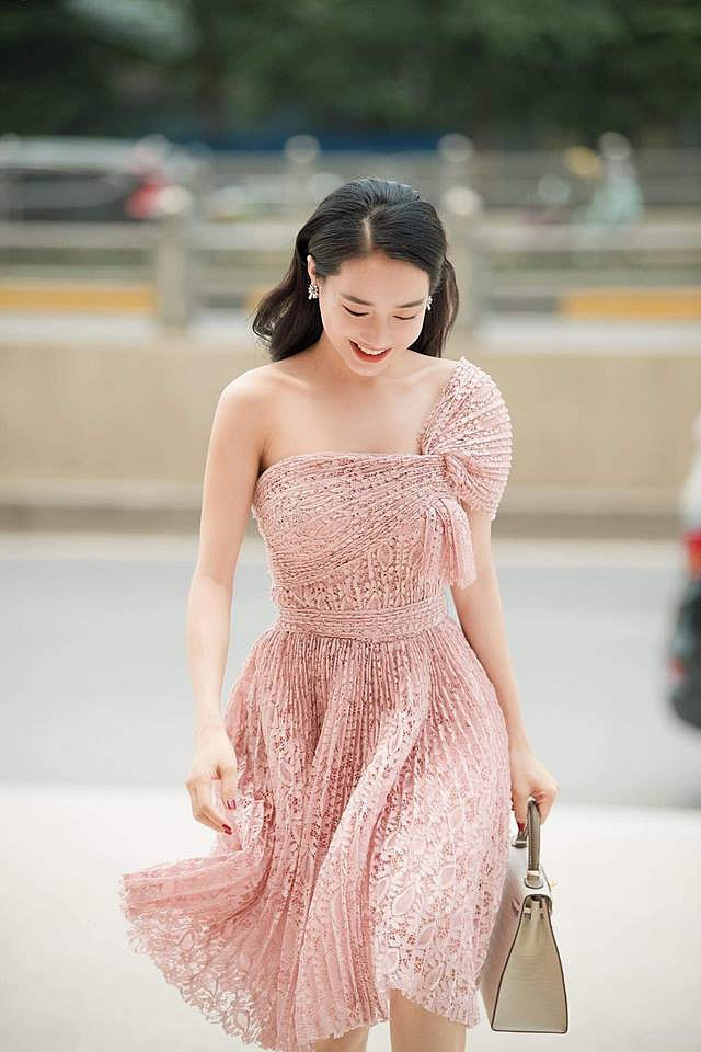 Người đẹp sinh năm 1990 ngày càng ưu ái những bộ đồ cúp ngực, cắt xẻ táo bạo hơn.