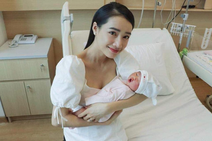 Nhã Phương vẫn khiến khán giả không rời mắt bởi phần xẻ ngực sâu để lộ phần một phần vòng 1.