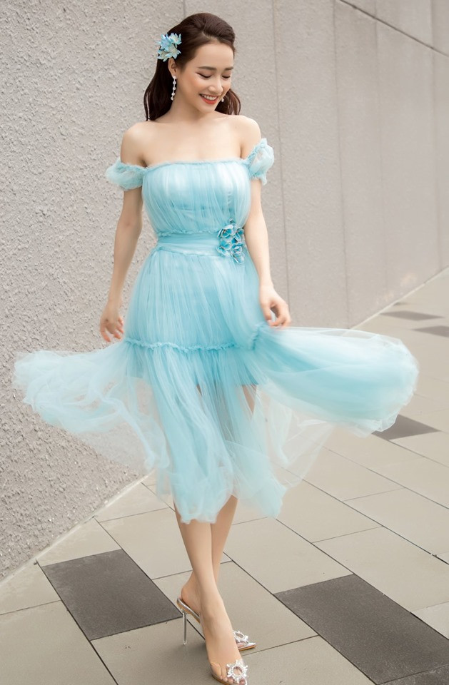 Thời gian gần đây, Nhã Phương tái xuất ấn tượng khiến người hâm mộ không khỏi ngỡ ngàng bởi nhan sắc ngày càng sắc sảo mặn mà cùng phong cách thời trang gợi cảm.