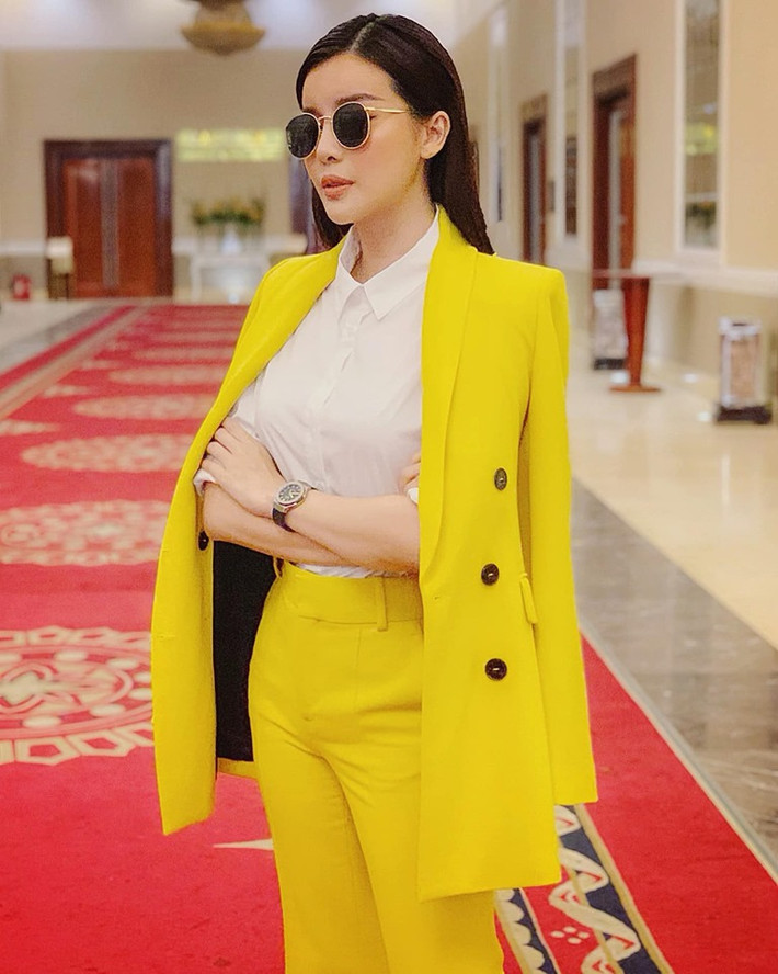 Trái ngược với hình ảnh lộng lẫy đài các trên thảm đỏ, ngoài đời, Cao Thái Hà là một quý cô có gu thời trang linh hoạt.