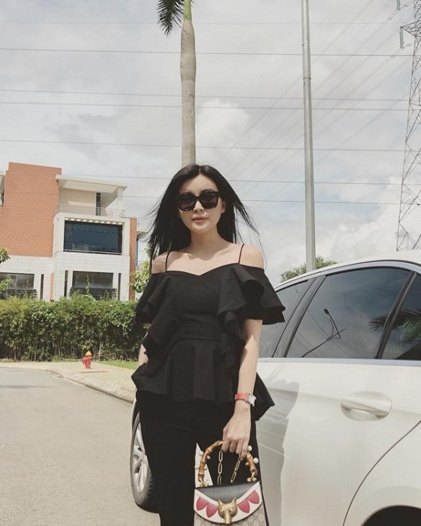 Vào mùa hè, váy áo trễ vai là kiểu trang phục khá được lòng nữ diễn viên vì nó giúp tôn lên vẻ nữ tính cùng bờ vai thon thả của cô nàng.