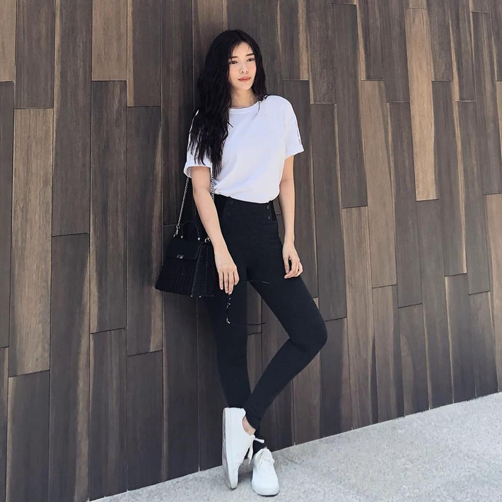 Chỉ cần kết hợp áo thun trắng với quần jean và giày thể thao, mỹ nhân này đã có ngay một cây đồ đẹp hết nấc để xuống phố.