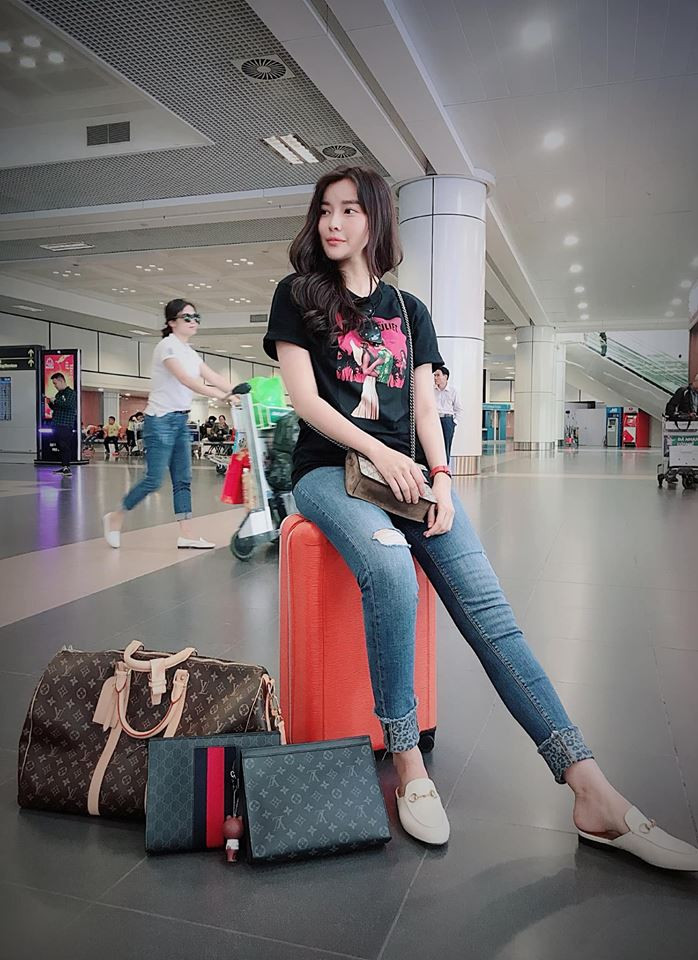 Dù không quá cầu kì, chỉ với những items đơn giản như quần jean rách, áo trễ vai, chân váy ngắn hay áo phông, cô đã có được những cây đồ chất lừ, vừa sexy vừa thời thượng.