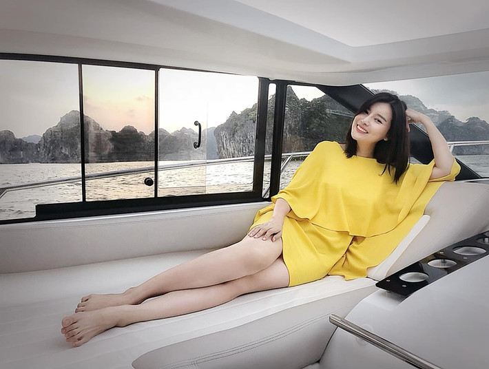 Không chỉ xinh đẹp quyến rũ, Cao Thái Hà còn là một trong những mỹ nhân Việt sở hữu gu thời trang sang chảnh đẹp mắt và đa dạng linh hoạt.