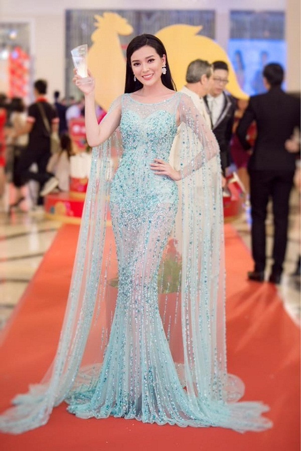 Chính vì cách lựa chọn váy áo tinh tế khéo léo nên trên thảm đỏ, Cao Thái Hà lúc nào cũng thật lộng lẫy tỏa sáng.