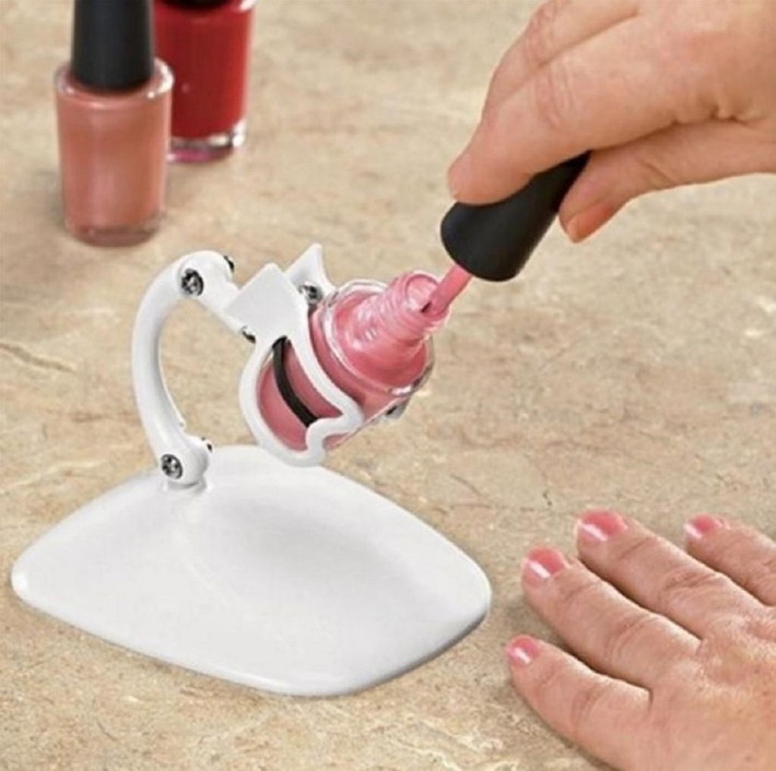 Chiếc kệ đỡ lọ sơn móng tay này chắc chắn sẽ hữu ích nếu bạn thường tự sơn móng tay tại nhà.