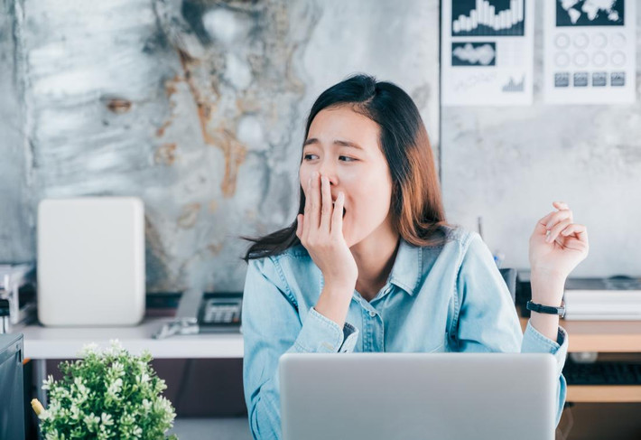 Buồn ngủ và mệt mỏi vào ban ngày: Nếu ngủ đủ giấc vào ban đêm nhưng vẫn cảm thấy uể oải vào ban ngày thì có thể bạn đang thiếu vitamin C. Mệt mỏi là một trong những triệu chứng của thiếu vitamin C. Bổ sung đủ lượng vitamin C sẽ nhanh chóng giúp bạn khắc phục tình trạng này.