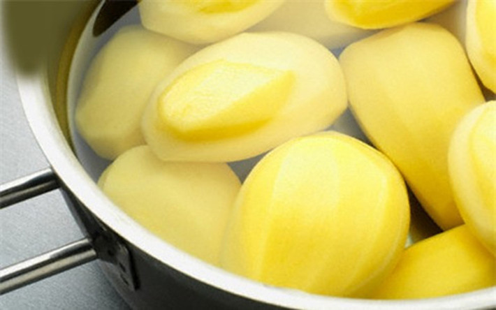Tăng cường miễn dịch: Nước ép từ khoai tây có chứa nhiều vitamin C giúp tăng cường miễn dịch.