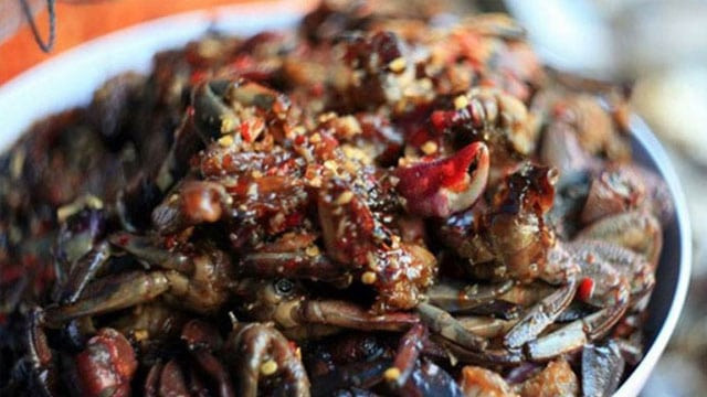 Mắm ba khía Rạch Gốc: Chắc hẳn những ai từng đặt chân đến mảnh đất Cà Mau này đều không thể bỏ lỡ việc thưởng thức món mắm ba khía của người dân nơi đây, món được mệnh danh “ăn một lần, nhớ một đời”.