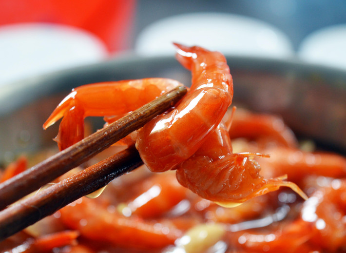 Được biết, để có được loại mắm tôm xứng danh đặc sản Đất Mũi thì nguyên liệu phải là con tôm đất còn sống, chưa qua ướp đá. Quá trình làm mắm tôm trải qua nhiều công đoạn cầu kỳ. Mắm tôm sau khi làm khoảng 20 ngày mới bắt đầu dùng được. Con mắm thành phẩm ngon phải có màu đỏ tự nhiên, mùi thơm, thịt tôm ngọt tự nhiên, nước đậm đà với vị chua ngọt.