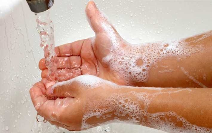Luôn giữ tay sạch sẽ trong quá trình chế biến: Trong quá trình chế biến thức ăn, tay đụng chạm với hàng loạt những thực phẩm khác nhau nên tích tụ một lượng lớn vi khuẩn, vì vậy nên giữ cho tay sạch sẽ và thường xuyên rửa tay bằng xà phòng.