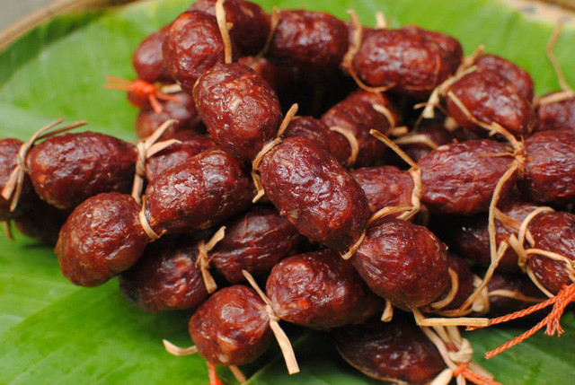 Tung lò mò: Về miền Tây, đặc biệt là vùng An Giang, bạn sẽ có cơ hội thưởng thức món tung lò mò. Thực chất, từ nguyên gốc của chúng là "tung lamaow", theo tiếng Chăm có nghĩa là món ăn làm từ ruột bò. Nhưng do mọi người cứ đọc lướt qua cho nhanh nên cái tên "tung lò mò" ra đời từ đó và phổ biến rộng rãi hơn từ gốc.