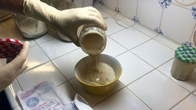 Sau thời gian chờ đợi, các nhà khoa học đã sẵn sàng để nướng bánh mì.