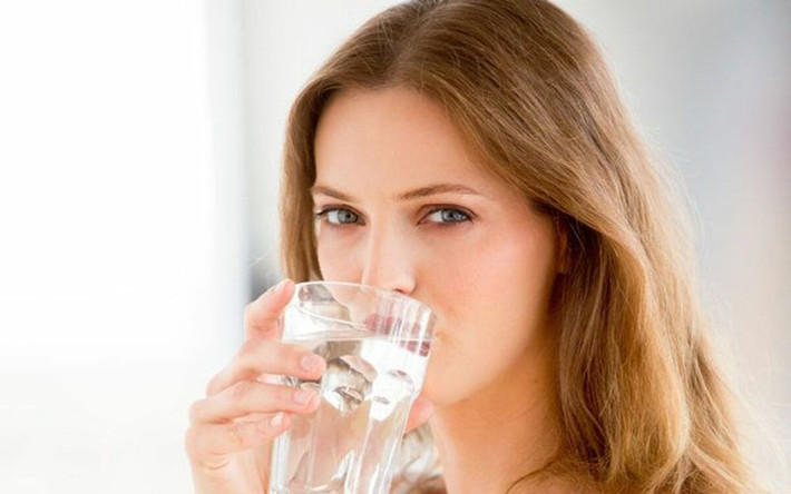 Đảm bảo uống đủ nước: Cơ thể chúng ta phần lớn là nước, vì thế, uống đủ nước là một cách hiệu quả để tăng cường sức khỏe. Do đó, nếu muốn sống lâu hơn, hãy đảm bảo bản thân uống đủ nước.