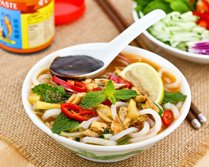 Người sành ăn ở Penang thường tìm đến chợ ẩm thực Itam để thưởng thức món ăn cay xé lưỡi này với nước lèo được nấu sền sệt, có mùi sả và thoảng dư vị ngọt. Một tô assam laksa ở đây giá chỉ 3,5 ringgit nên vào giờ trưa luôn đông nghẹt thực khách.