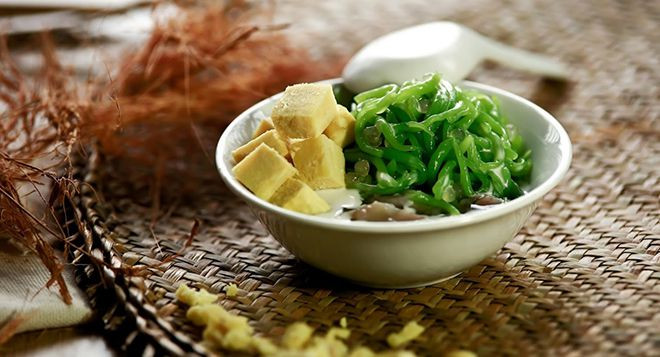 Với thời tiết nóng nực mùa hè khi du lịch Penang Malaysia, một cốc chè cendol mát lạnh và ngọt lịm tim sẽ nạp lại năng lượng cho bạn để tiếp tục khám phá.