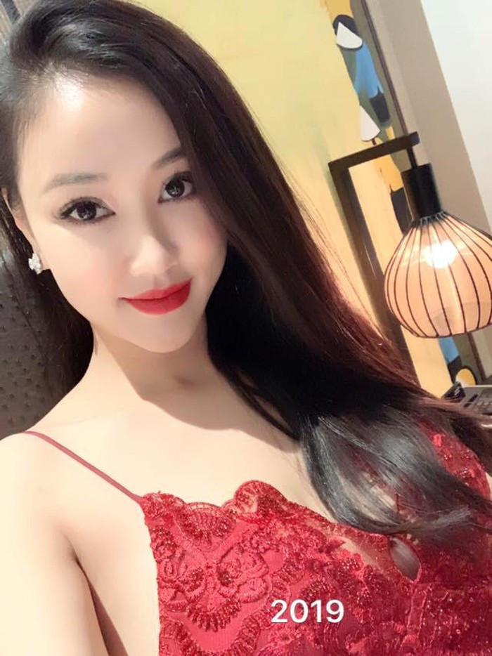 Những kiểu trang phục hai dây làm tôn lên vòng một căng tràn của nữ diễn viên.