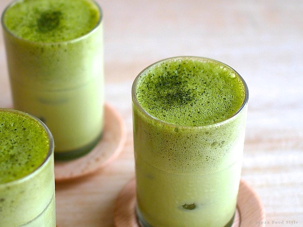 Trà xanh matcha. Đây được xem là một trong những thức uống giúp tỉnh táo thay thế cà phê tốt nhất. Bởi matcha là bột mịn được nghiền từ lá trà. Chúng ta đều biết uống trà xanh đi kèm với rất nhiều lợi ích. Vì vậy, uống matcha - uống trực tiếp lá trà, càng làm những lợi ích này rõ rệt.
