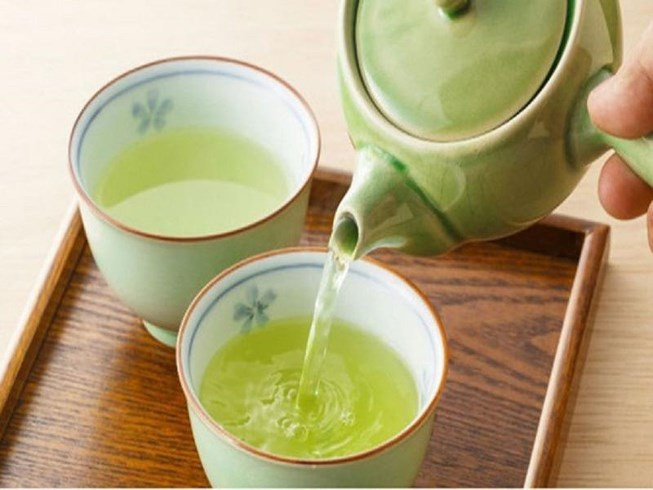 Trà xanh: Bên cạnh một số lợi ích về sức khỏe, trà xanh cũng là một lựa chọn tuyệt vời thay vì uống cà phê. Theo bác sĩ Mỹ Anthony Kouri, “trà xanh được chế biến tối thiểu và có lợi ích sức khỏe lớn nhất trong tất cả các loại trà sẵn có".